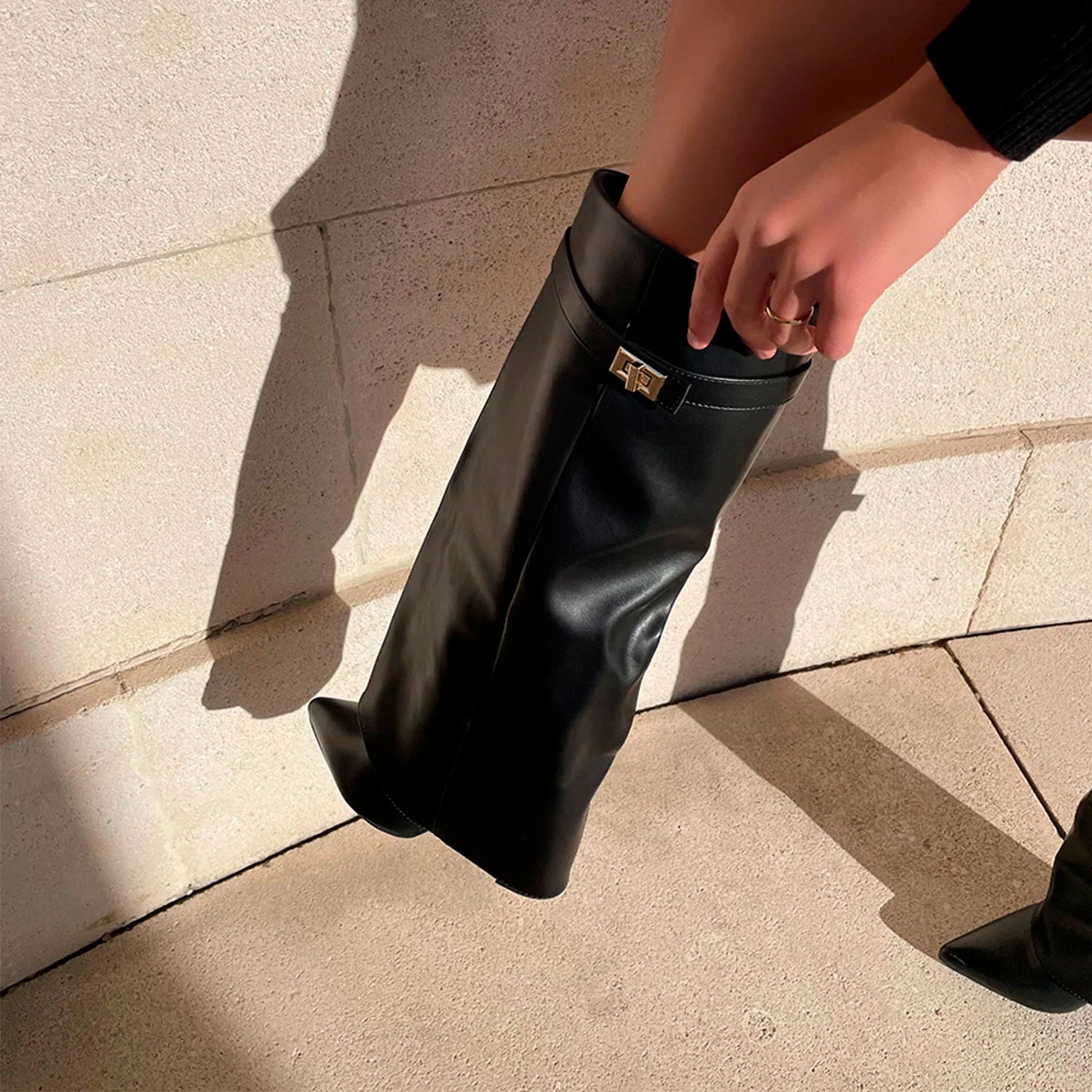 Bottes noires à bout pointu à revers avec sangle dorée